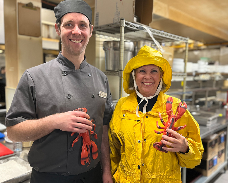 Mme Denise Dubé (droite), membre du Club Richelieu et gourmet international bien connu, et M. Brad Ruest, chef cuisinier du Best Western, sont fins prêts pour le Festin-bénéfice pré et marée. M. Ruest nous assure que Mme Dubé sera tenue bien loin de la cuisine lors de la préparation du buffet à volonté.