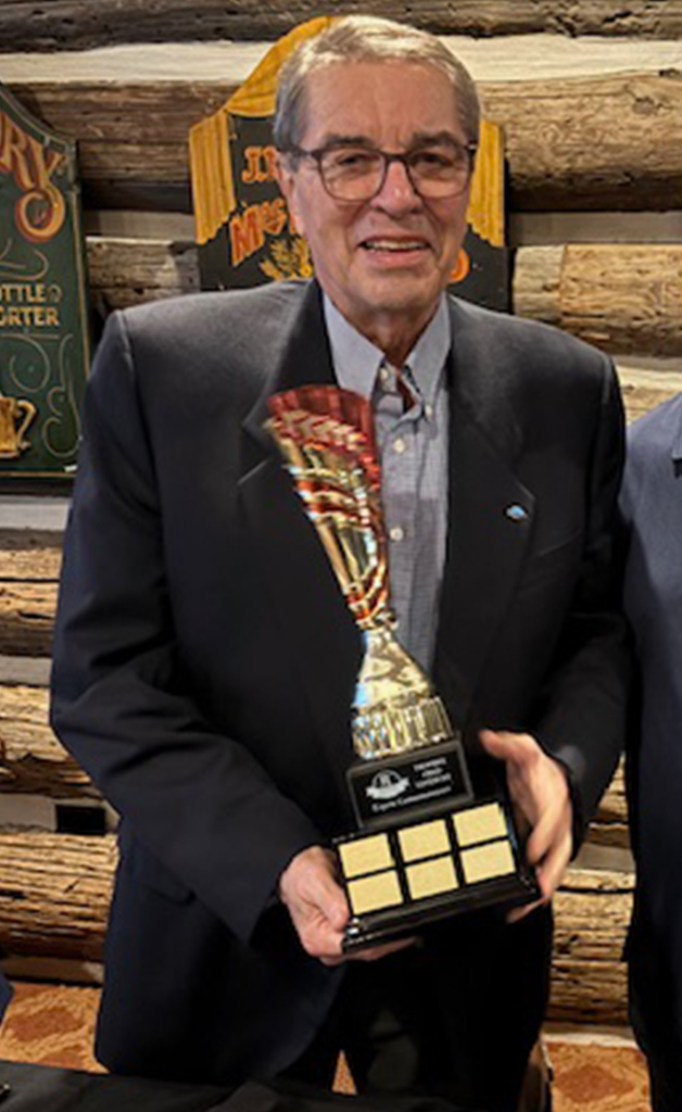 Gérald Lefebvre, doyen du Club Richelieu et petit-fils d’Alfred Lefebvre, participe au dévoilement du trophée institué à la mémoire de son grand-père. (Photo : Club Richelieu )