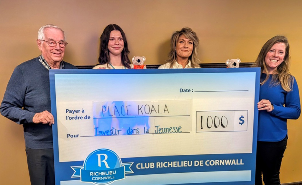 Yves Marleau, Doyen du Club Richelieu, présente un chèque à l’équipe de Place Koala. Dans l’ordre habituel : Yves Marleau, Brandi Cameron, Chantal Prieur (Directrice générale, Place Koala) et Mélissa Ruffo.