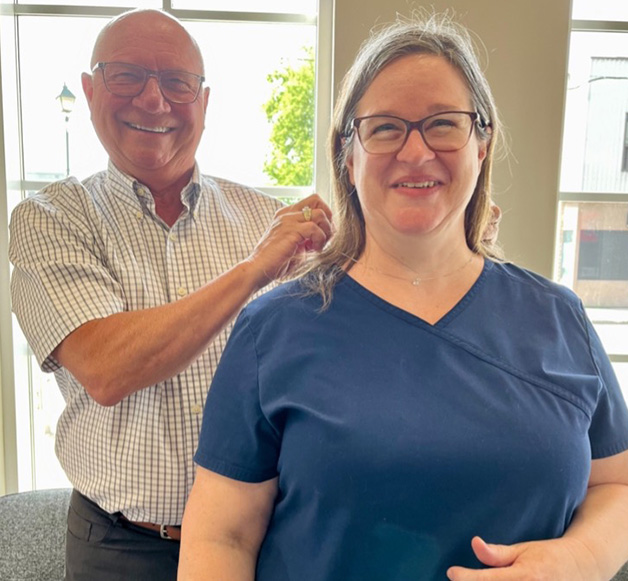 Mme Jennifer Black a du mal à contenir sa joie alors que M. Alain Filion, membre du Club Richelieu et propriétaire de la Bijouterie Filion, lui présente le pendentif à diamant solitaire qu’elle a remporté lors du tirage du club.