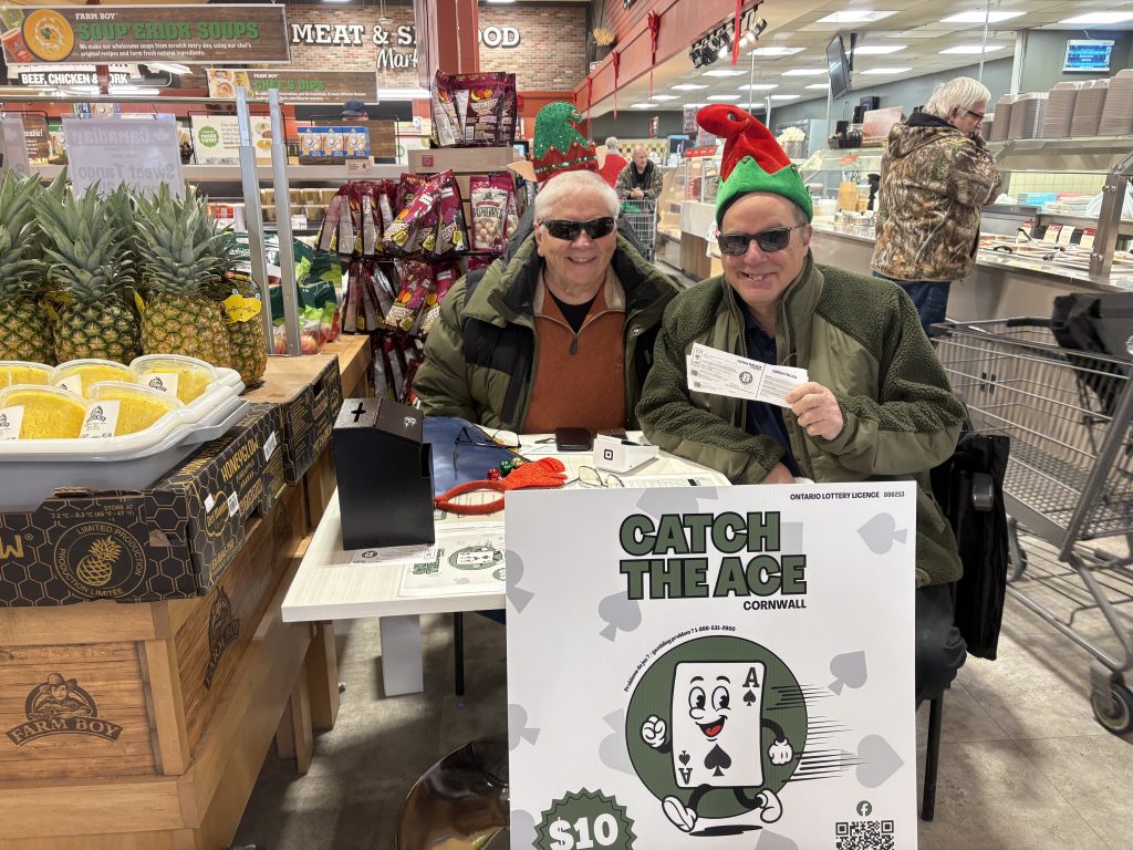 Raymond Houde (gauche) et Pierre Morin, membres du Club Richelieu Cornwall, accueillaient un public chaleureux dans le cadre de la loterie-bénéfice Catch the Ace – Cornwall dimanche dernier.